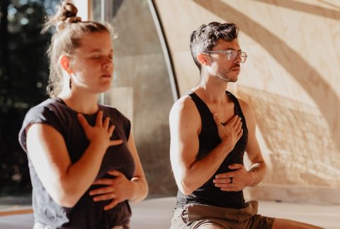 Zum Welttag der mentalen Gesundheit: Erfahre, wie Yoga Stress abbaut, Achtsamkeit stärkt und deine mentale Gesundheit fördert. 💚