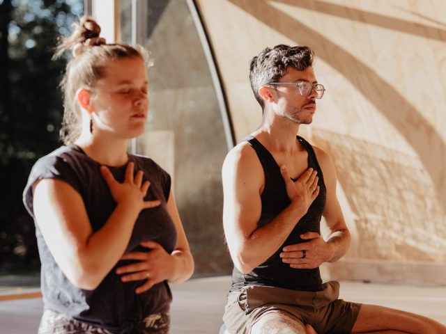 Zum Welttag der mentalen Gesundheit: Erfahre, wie Yoga Stress abbaut, Achtsamkeit stärkt und deine mentale Gesundheit fördert. 💚
